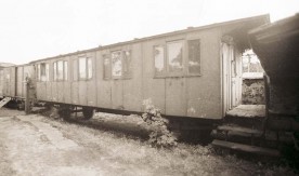 Osiowy wagon osobowy produkcji firmy LHW z 1897r, jako szatnia...